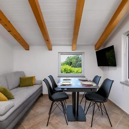 In With Terrace, Air Conditioning, Wifi, Washing Machine 5158-3 Ferienhaus *