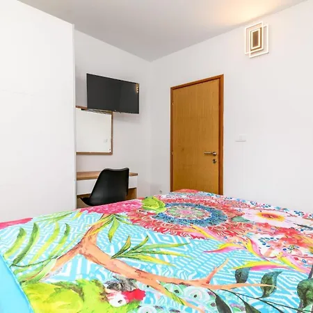 בית נופש In With Terrace, Air Conditioning, Wifi, Washing Machine 5158-3 *